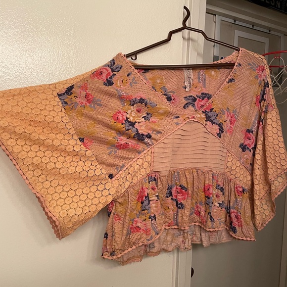 Beautiful tan & floral w/ lace butterfly sleeve top / babydoll if you’re tall. - Picture 2 of 5
